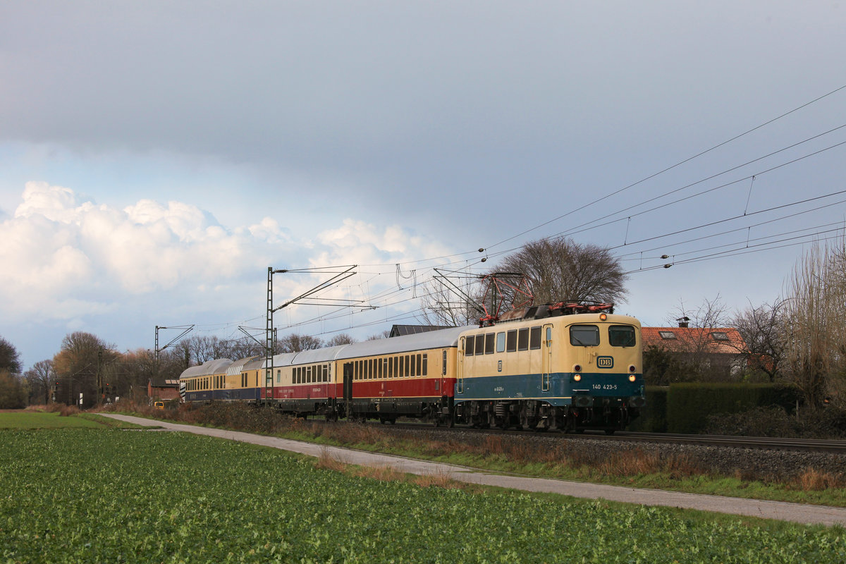 Am 13.03.2021 zog die 140 423 vom DB Museum Koblenz 4 Rheingold Wagen von Bad Bentheim nach Köln-Nippes/Koblenz-Lützel durch Meerbusch-Bösinghofen. 