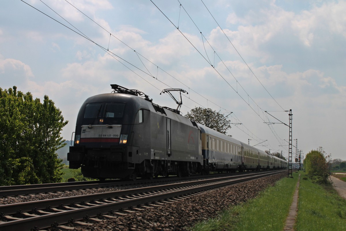 Am 13.04.2014 bespannte die MRCE / TX Logistik ES 64 U2-099 (182 599-1) den AKE-Rheingold von Domodossola nach Berlin Hbf. Hier ist der Taurus auf der KBS 703 kurz hinter Müllheim (Baden) gen Freiburg (Brsg) Hbf. Ebenfalls im Zug waren ein Kobaltblau/Beiger Rheingoldwagen direkt hinter der Lok und ein Kakadu-Speisewagen dabei.