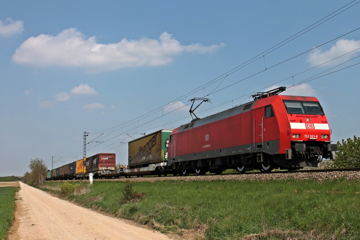 Am 13.04.2014 fuhr die Nürnberger 152 061-8 mit einem Containerzug nach Basel, als sie kurz vor dem Bahnhof Müllheim (Baden) bei Hügelheim unterwegs ist.