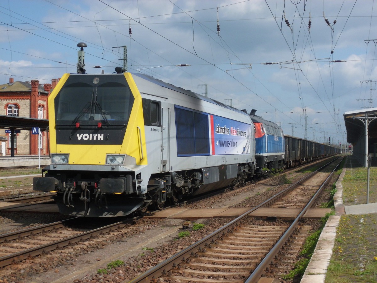 Am 13.04.2014 kam 264 002 und 225 006 mit einem Güterzug aus Richtung Magdeburg durch Stendal und fuhr weiter in Richtung Wittenberge. 