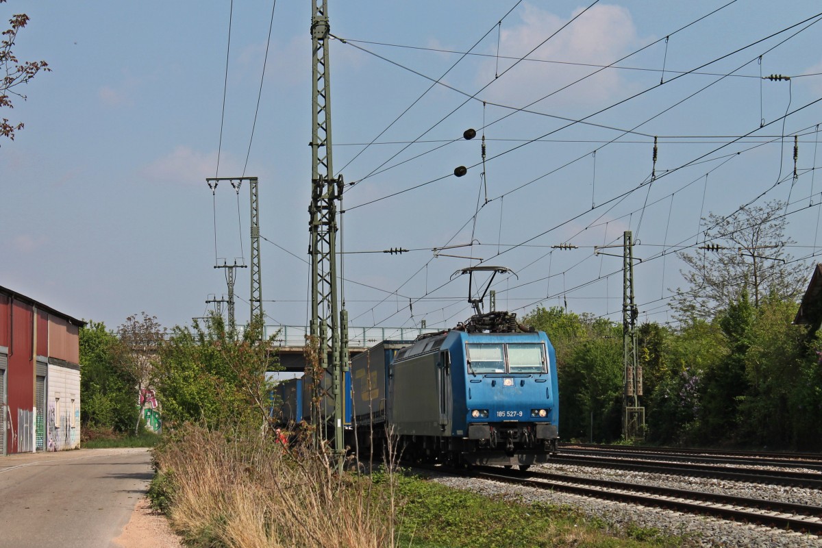 Am 13.04.2014 stand Alpha Trains/Crossrail 185 527-9 zusammen mit einem Containerzug auf dem Überholgleis in Müllheim (Baden) und wird in kürze dann weiter in Richtung Schweiz fahren.