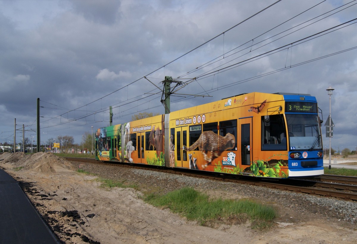 Am 13.04.2014 war die  Zoobahn  (6N1 Nr. 683) auf der Rostocker Linie 3 am Gerberbruch unterwegs.