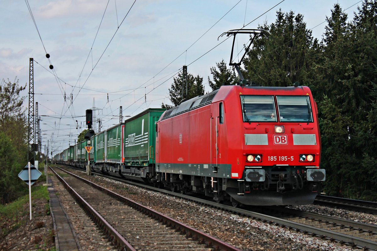 Am 13.04.2017 bespannte die 185 195-5 den  Lannutti -KLV (Charleroi Dry Port - Torino Orbassano), als sie bei Heitersheim über die KBS 703 in Richtung Schweizer Grenze fuhr. (Fotostandpunkt neben dem Gleis im öffentlichen Berteich)