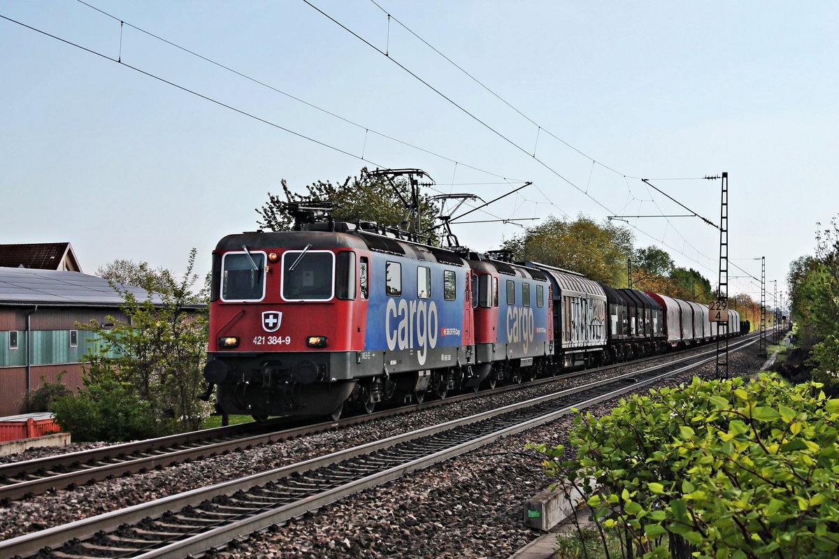 Am 13.04.2017 bespannte Re 421 384-9 gemeinsam mit der Re 421 385-6 den DGS 48620 ( Sierre  - Muttenz - Göttingen Gbf), als sie bei Heitersheim in Richtung Freiburg (Breisgau) fuhr.