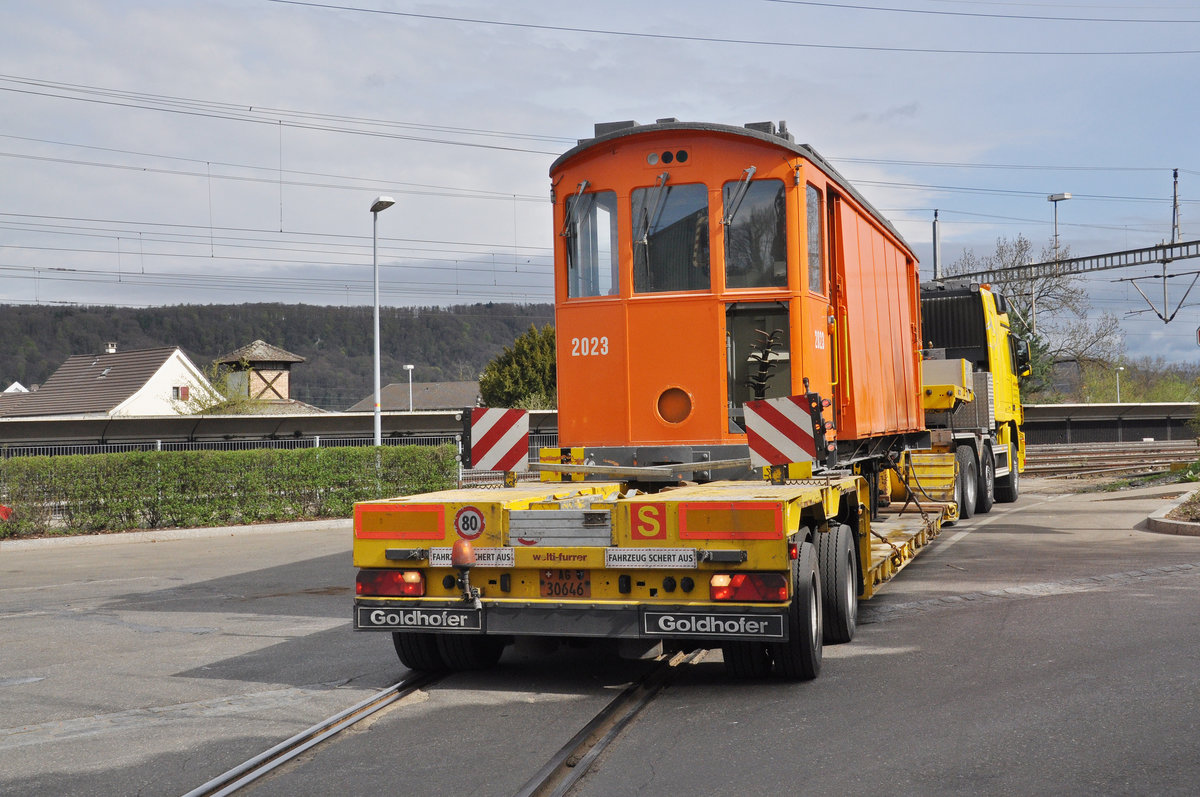 Am 13.04.2018 wird der Schneepflug Xe 2/2 2023 bei der Firma Thommen abgebrochen. Hier fährt der Lastwagen beim Tor 3 ins Areal der Firma Thommen. Bald darauf ist der Xe 2/2 23023 Geschichte.