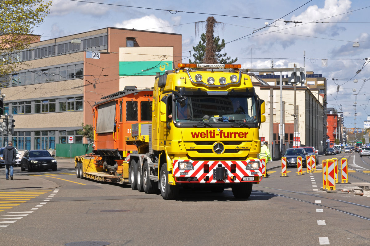 Am 13.04.2018 wird der Schneepflug Xe 2/2 2021, der vom Tramclub Basel übernommen wurde, auf einen Lastwagen verladen und in ein Zwischenlager gefahren. Hier verlässt der Lastwagen mit dem Xe 2/2 2021 die Hauptwerkstatt Richtung Autobahn.