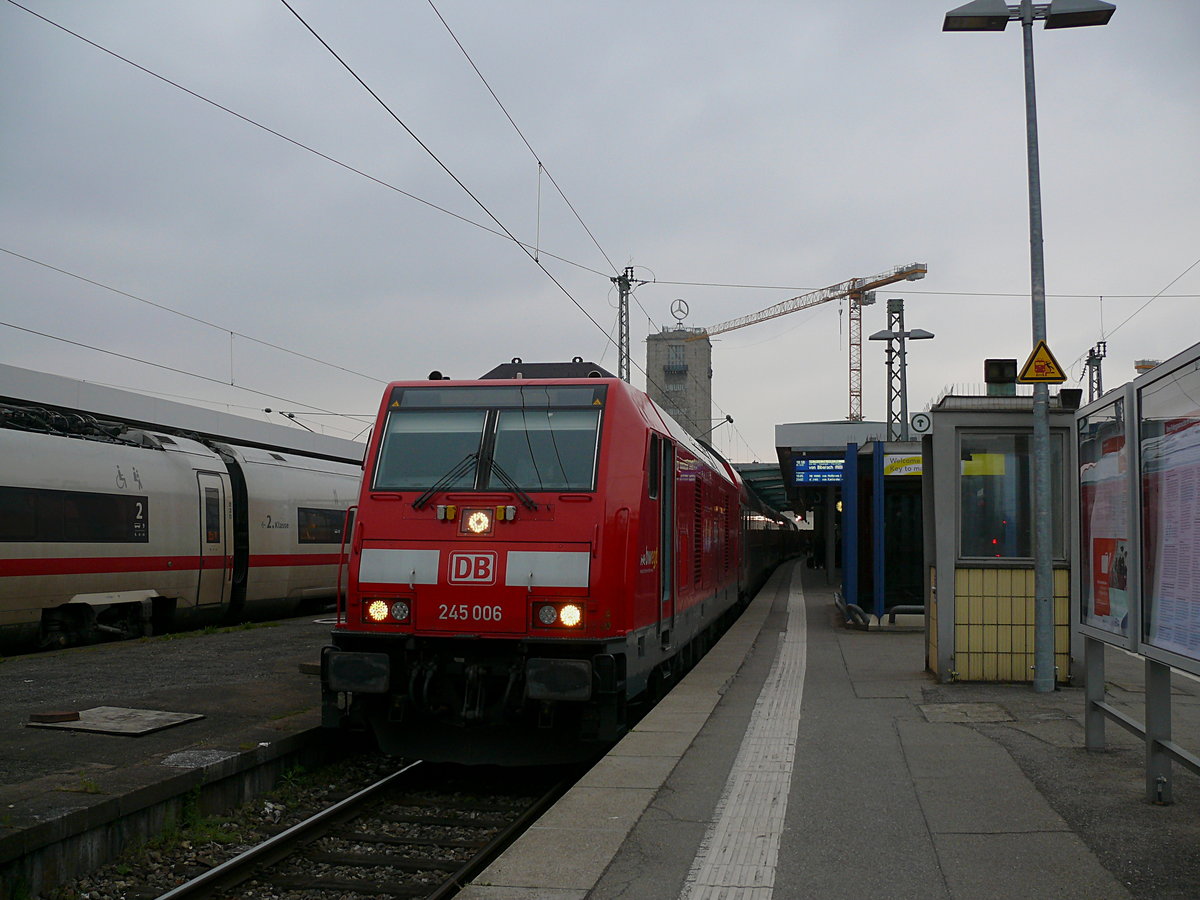 Am 13.04.2019 steht 245 006 um 19:02 Uhr auf Gleis 11 des Stuttgarter HBF. Die Lok kam zuvor als RE 4230 aus Biberach (Riß). Nun fährt sie in den Abstellbahnhof und fährt um 20:01 Uhr mit dem RE 4233 nach Laupheim (West), nicht bis Biberach da des einen Oberleitungsschaden zwischen Laupheim und Biberach gab. Die Lok wurde in Ulm gegen eine andere 245 gewechselt. Es ist außerdem sehr selten das eine 245 über die Filstalbahn mit dem (I)RE fährt, da sonst der Zug ab Ulm mit 146 bespannt wird.