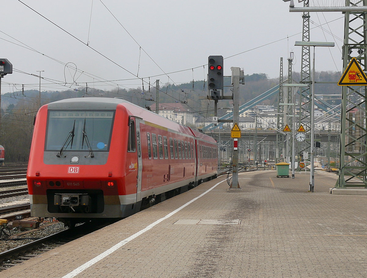 Am 13.04.2019 verlässt 611 045/545, als RE 22324 nach Sigmaringen, den Ulmer Hauptbahnhof.