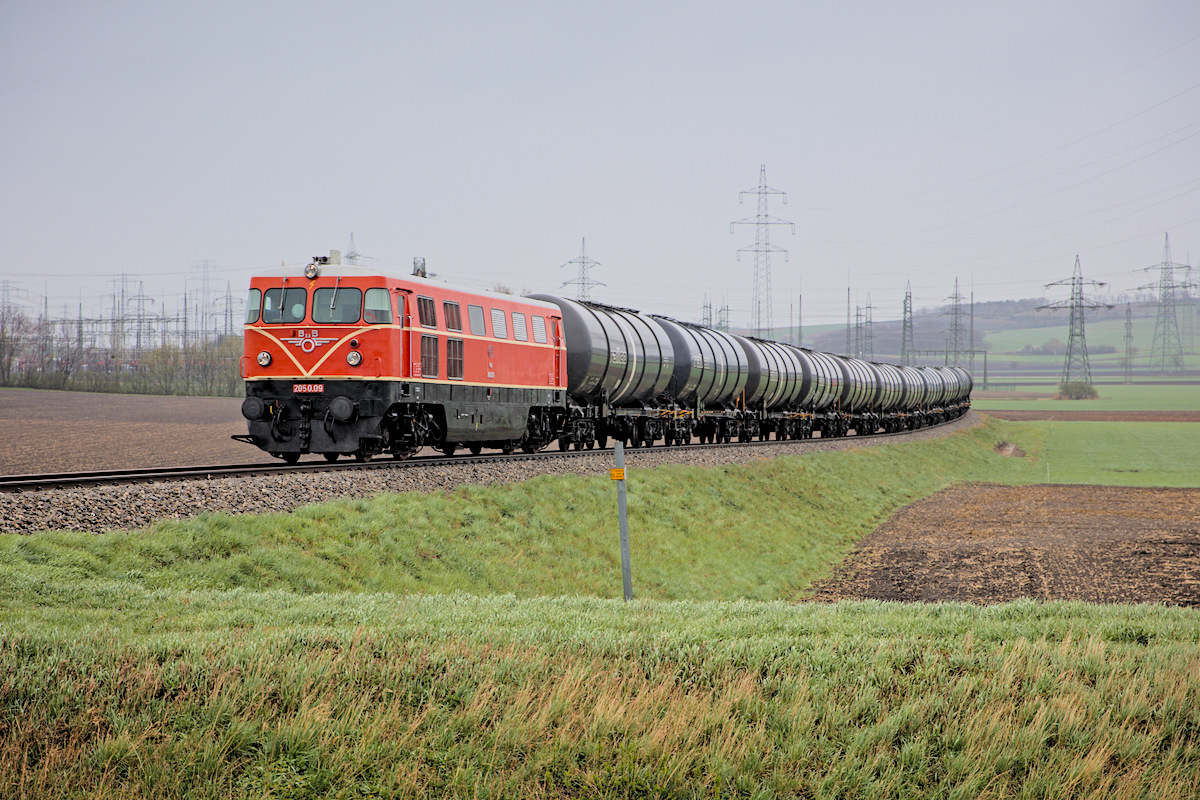 Am 13.04.2021 hinterstellt die 2050.09 zur Zeit nicht benötigte Wagen am Anschlussgleis des Umspannwerk Stetten.