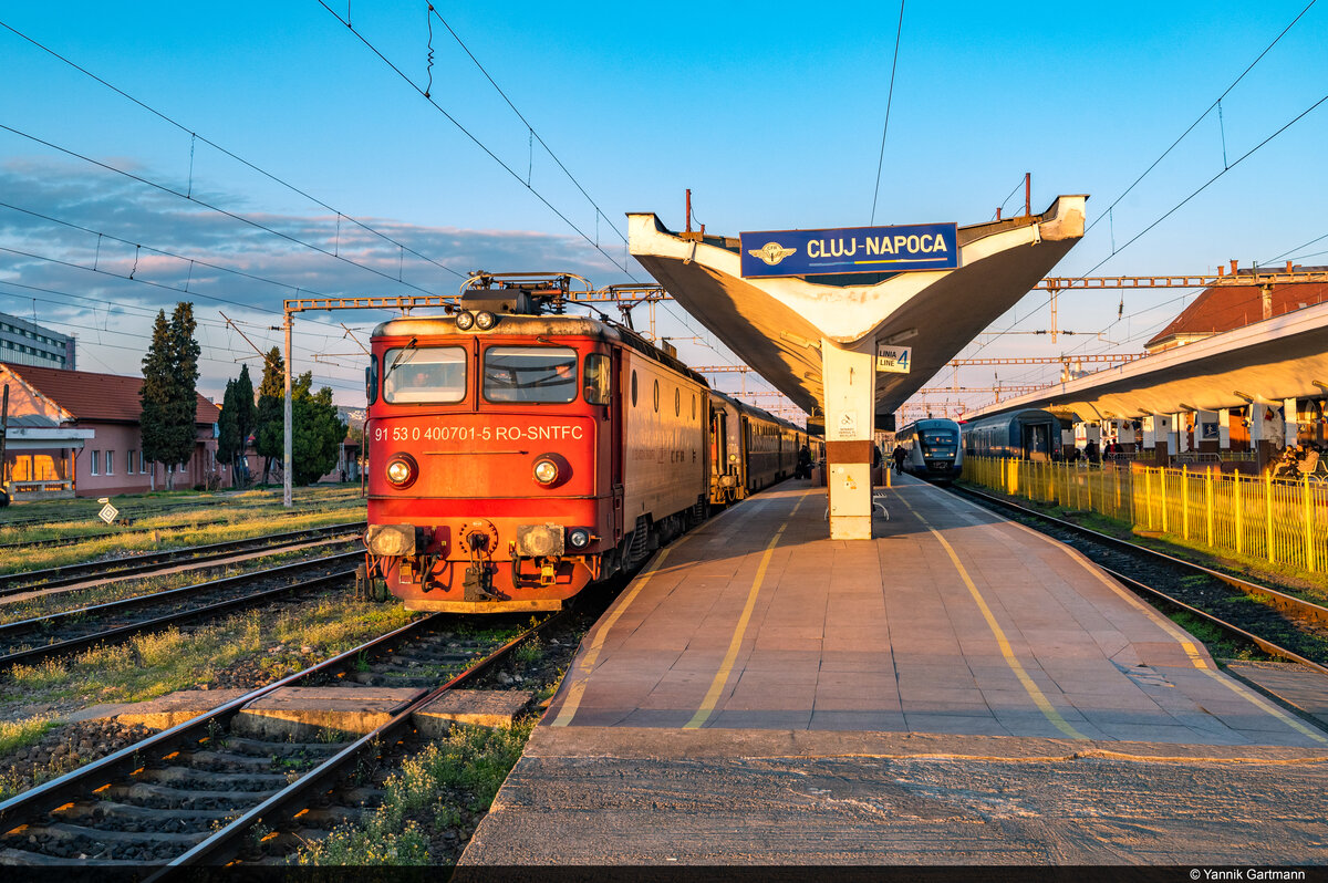 Am 13.04.2023 ist CFR Călători 40 0701 vor einigen Minuten mit dem IR 1830 von Galați nach Cluj-Napoca angekommen und konnte hier nach dem Abkoppeln aufgenommen werden