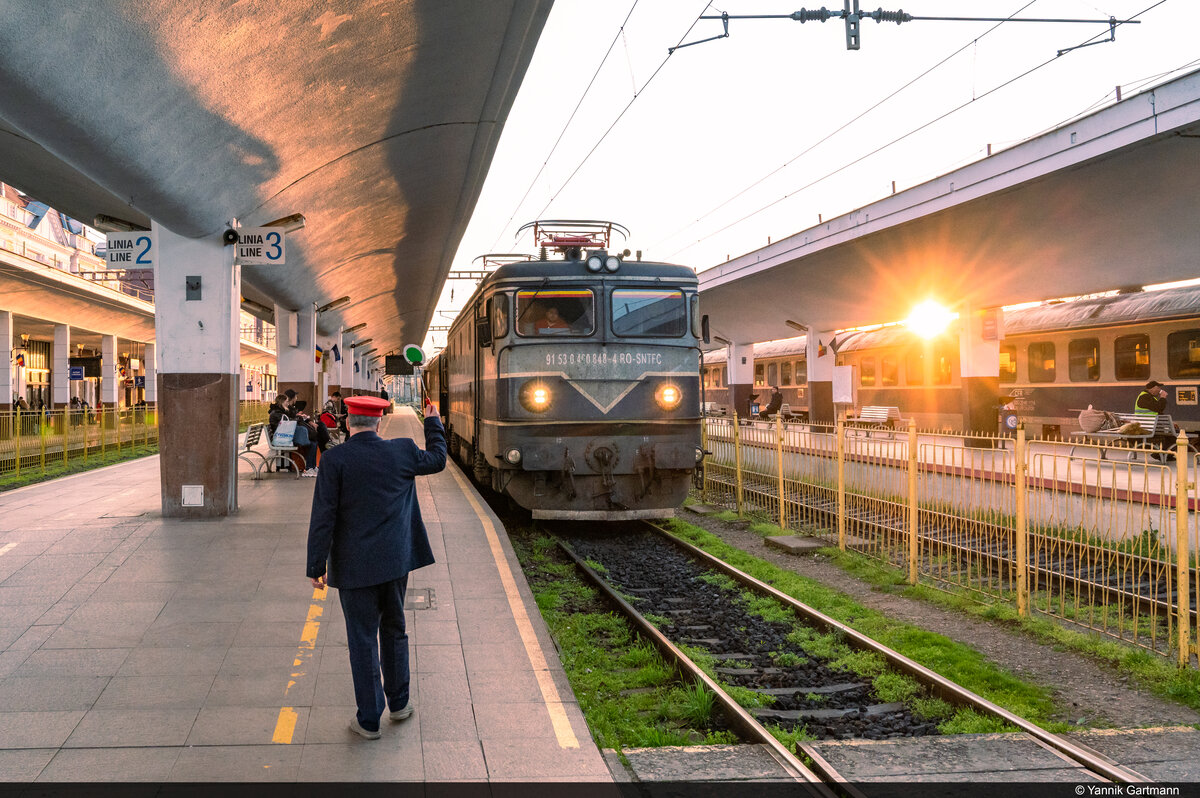 Am 13.04.2023 ist CFR Călători 40 0848 abfahrbereit als Regio 3088 nach Teiuș und konnte hier im Bahnhof von Cluj Napoca, Rumänien aufgenommen werden