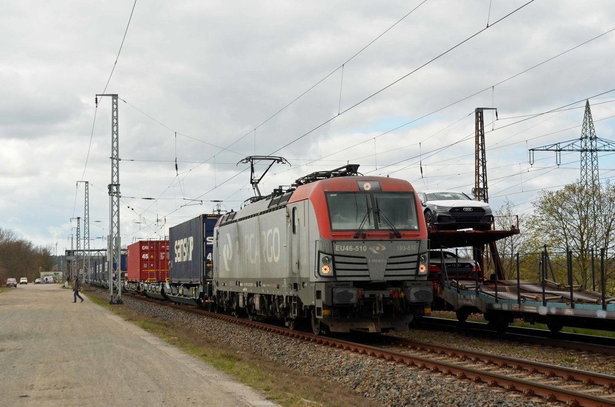 Am 13.04.21 musste 193 510 in Saarmund auf das Bahnsteiggleis ausweichen um am auf dem Hauptgeis parkenden Güterzug von 189 022 in Richtung Schönefeld vorbei zu fahren.