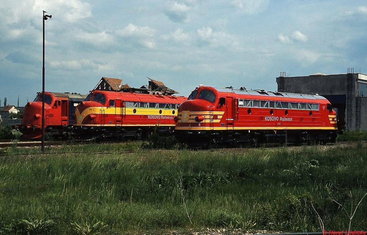 Am 13.05.2009 warten die Lokomotiven 005 (ex NSB Di 3a 619), 006 (ex NSB Di 3a 633) und 008 (ex NSB Di 3b 643) im Depot Fushe Kosova/Kosovo Polje auf ihre nächsten Einsätze