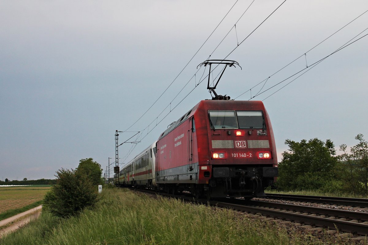 Am 13.05.2015 bespannte die 101 140-2 eine ungewöhnliche IC-Leerzuggarnitur, an deren beide Enden ein Steuerwagen war. Hier ist dieser Zug als Lr (Offenburg - Basel Bad Bf) bei Hügelheim und fuhr gen Süden.