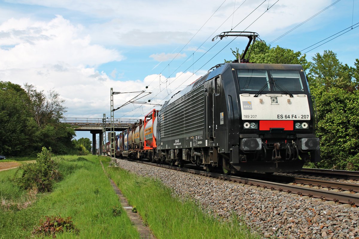 Am 13.05.2017 fuhr MRCE/SBBCI ES 64 F4-207 (189 207-4) mit dem  BASF -Containerzug (Ludwigshafen BASF Ubf - Gallarate) südlich von Buggingen in Richtung Schweizer Grenze.