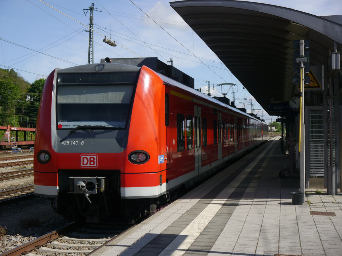 Am 13.05.2017 wartet 425 146 mit 426 032 in Treuchtlingen auf Gleis 7 um als RB 58112 nach Würzburg Hbf zu fahren. 