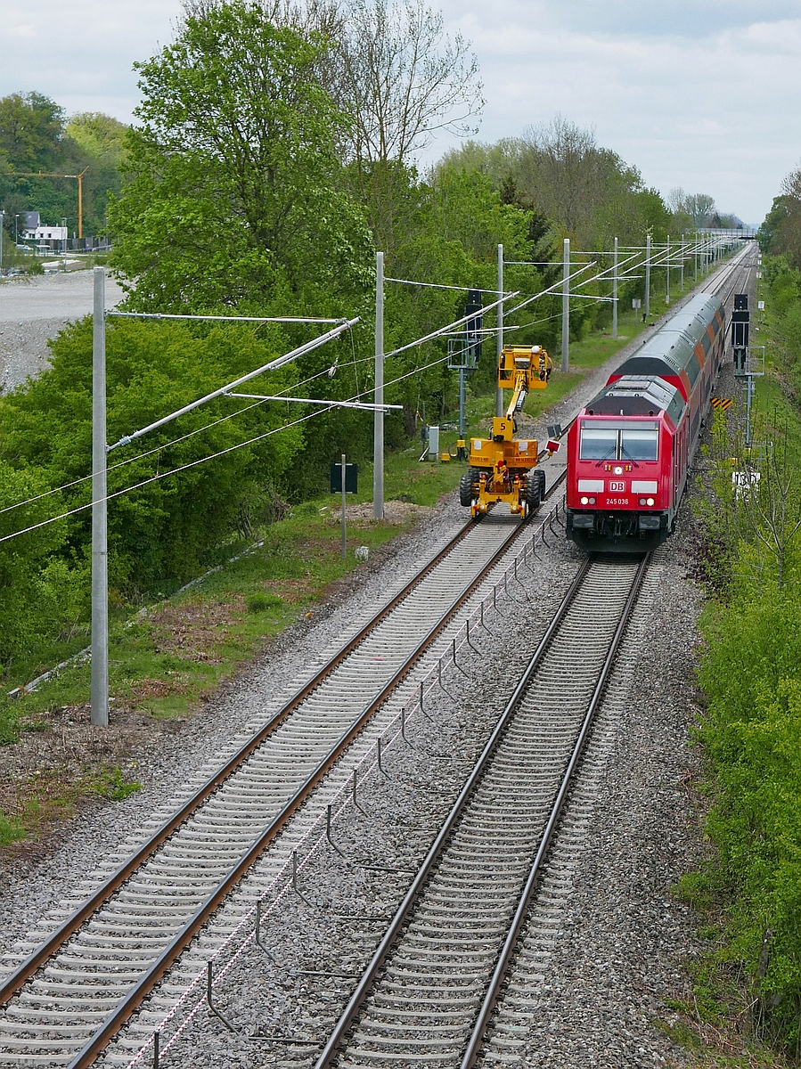 Am 13.05.2019 ist zwischen Laupheim West und Biberach ein Gleis mit einer Oberleitung ausgerüstet. Kurz vor Erreichen des Endbahnhofs zieht 245 036 die Wagen des RE 4215, Stuttgart - Biberach (Riß), an einer Zweiwegehubarbeitsbühne vorbei.