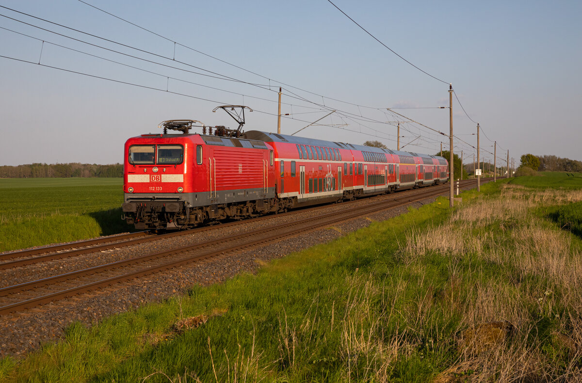 Am 13.05.2023 zog die 112 133 den RE3 3314 von Lutherstadt Wittenberg nach Stralsund, durch Groß Kiesow.
