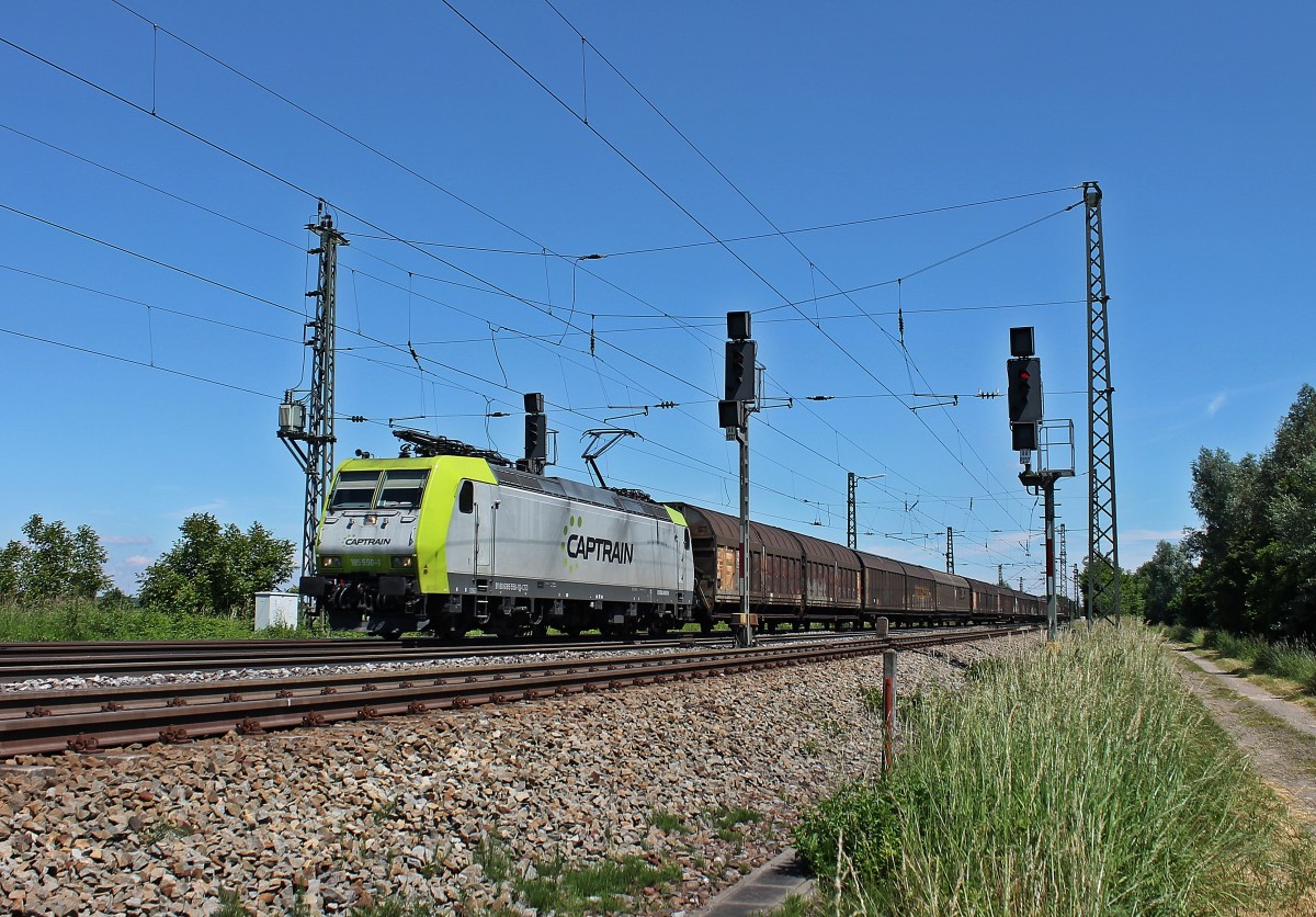 Am 13.06.2013 bespannte 185 550-1 von Captrain den Papierzug von Dortmund nach Italien. Hier ist der Zug bei der nrdlichen Einfahrtgruppe in Orschweier.