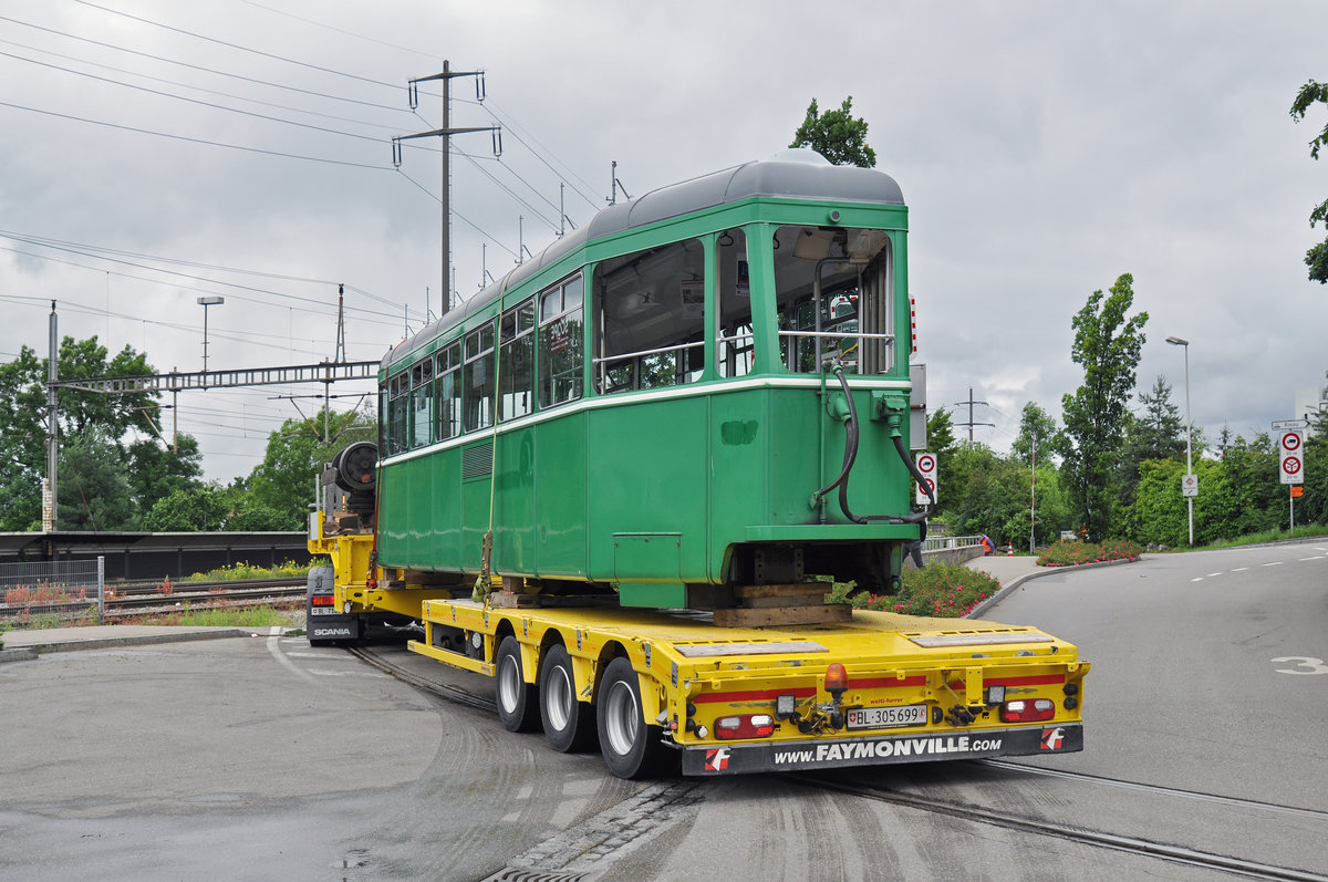 Am 13.06.2016 geht der B 1444 auf die letzte Reise zur Firma Thommen. Jetzt fährt der Lastwagen rückwärts ins Areal der Firma Thommen und kurze Zeit später ist der B 1444 Geschichte.