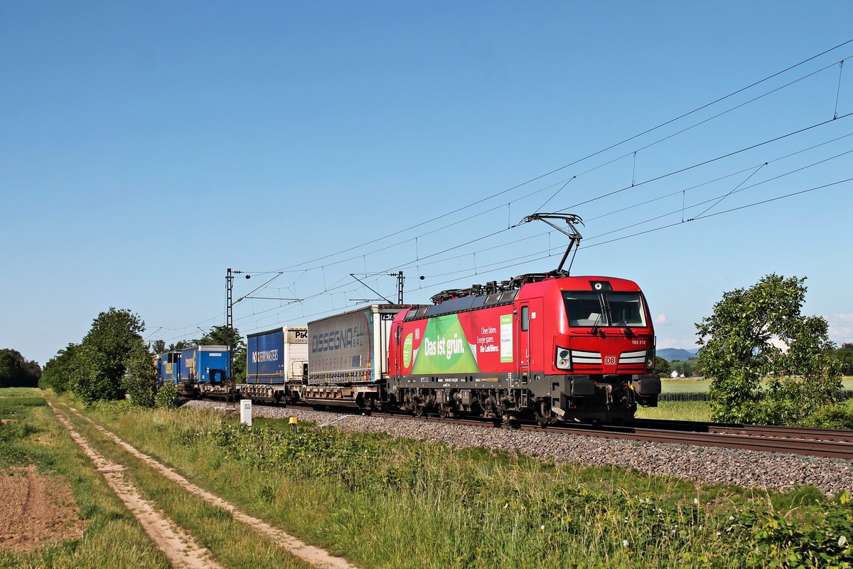 Am 13.06.2019 bespannte die 193 312  Das ist grün.  einen langen KLV nach Italien, als sie südlich von Buggingen über die Rheintalbahn durchs Markgräflerland gen Müllheim (Baden) fuhr.