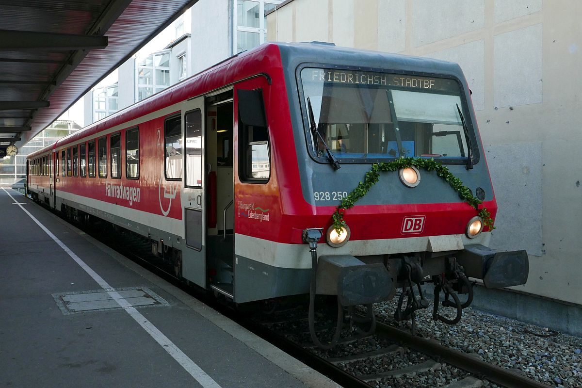 Am 13.06.2019 steht im Friedrichshafener Hafenbahnhof 928 / 628 250 der Kurhessenbahn „Region Burgwald Ederbergland“ bereit zur Abfahrt als RB 17764, Friedrichshafen Hafen - Friedrichshafen Stadt. Auf die Frage, warum die Stirnseiten geschm�ckt sind, antwortete die Tf „zur anstehenden Verabschiedung in die ewigen Jagdgr�nde“.