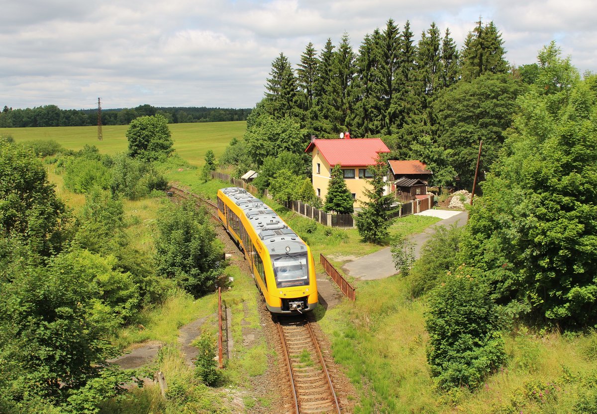 Am 13.07.17 konnte ich den 1648 771 der Oberpfalzbahn (OPB/Os 20877) in Hazlov/Tschechien ablicheten.
Der Zug fährt von Hof Hbf über Cheb/Tschechien nach Marktredwitz. In Deutschland fährt der Zug unter der Bezeichnung OPB und in Tschechien als Os (Osobné vlaky).