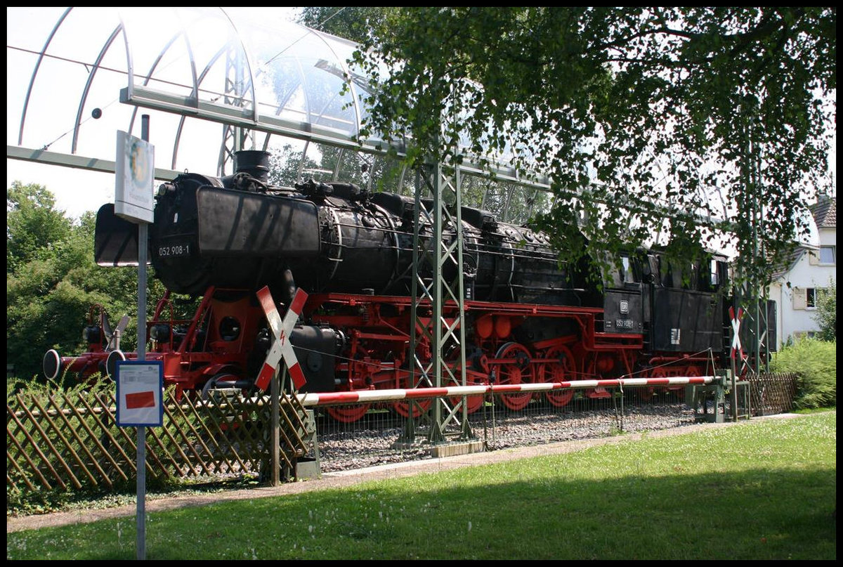 Am 13.07.2006 hatte die ehemalige DB 052908 als Denkmal in Lauda bereits ein Schutzdach bekommen. Der genaue Standort ist übrigens an der Philipp-Adam-Ulrich-Straße in Lauda Königshofen.