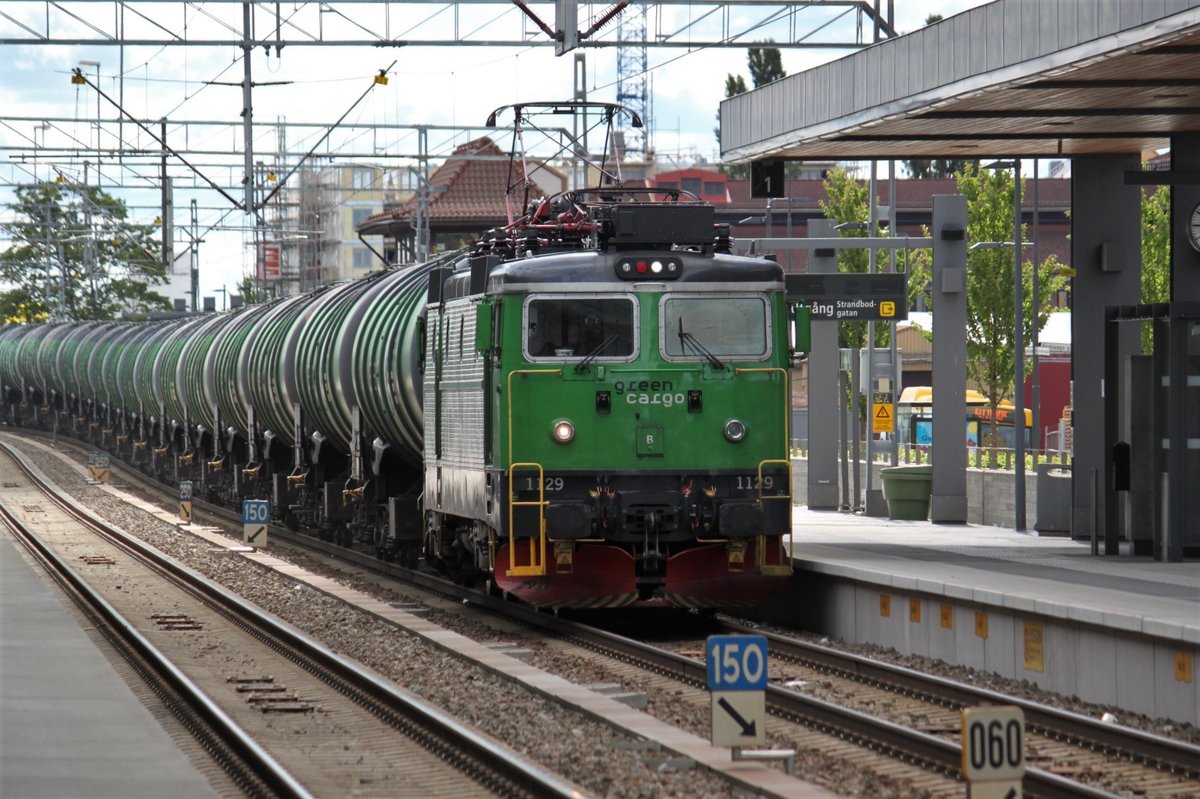 Am 13.07.2017 durchfährt eine Rc2 von Green Cargo mit einem Kesselwagenzug den Bahnhof Uppsala C in Richtung Norden.