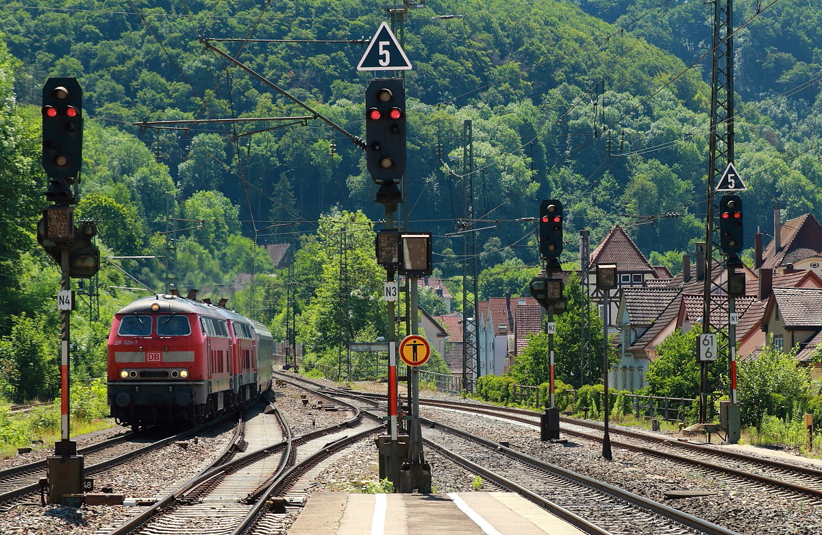 Am 13.07.2017 durchfahren 218 326-7 und eine weitere 218 mit dem IC 2012 den Bahnhof Geislingen (Steige)
