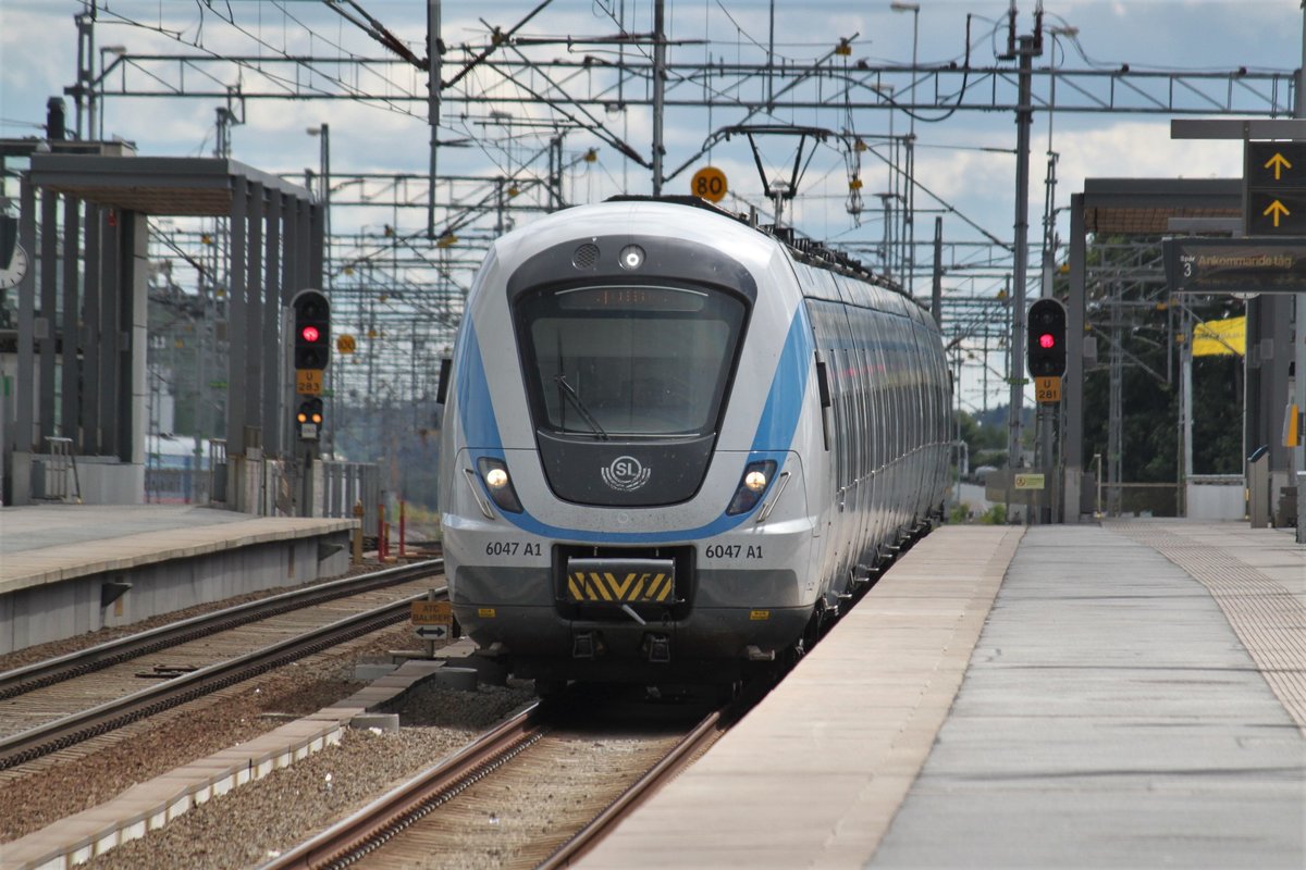 Am 13.07.2017 erreicht ein Pendeltåg der Linie 38 aus Älvsjö seinen Endebahnhof Uppsala C.