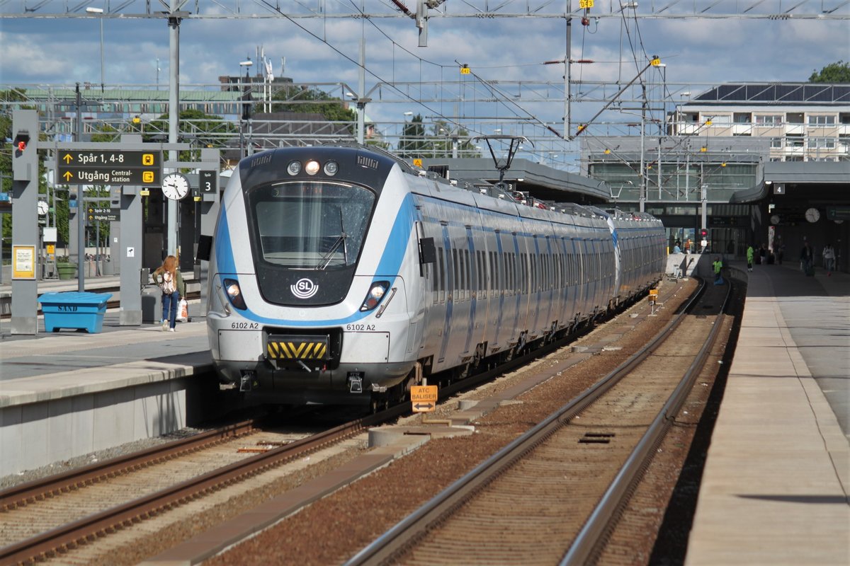 Am 13.07.2017 steht eine Doppeltraktion X60 als Pendeltåg nach Älvsjö im Bahnhof Uppsala C.
