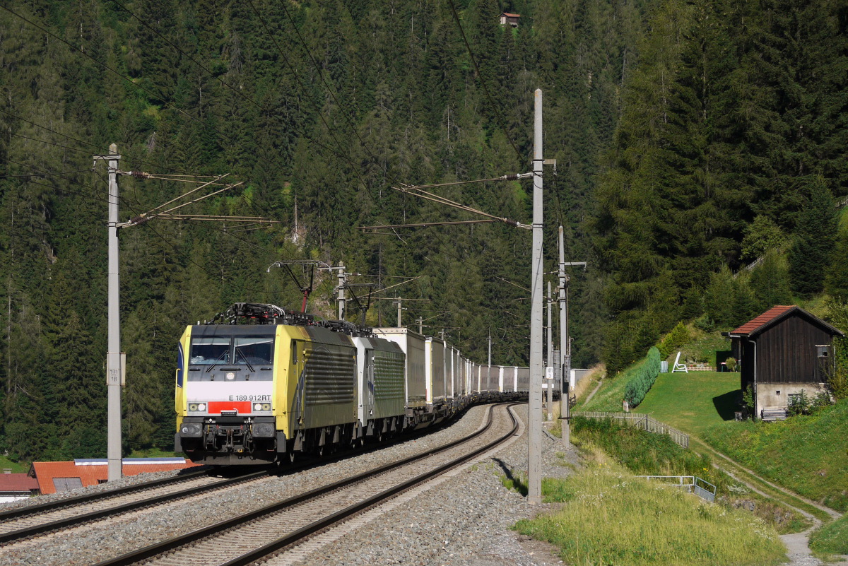 Am 13.08.13 fuhren die beiden Lokomotion-Loks 189 912 und 189 917 mit dem LM-STEC 41855 (Karlsruhe Gbf - Trieste CM) bei Stafflach die Brennerbahn hinauf.