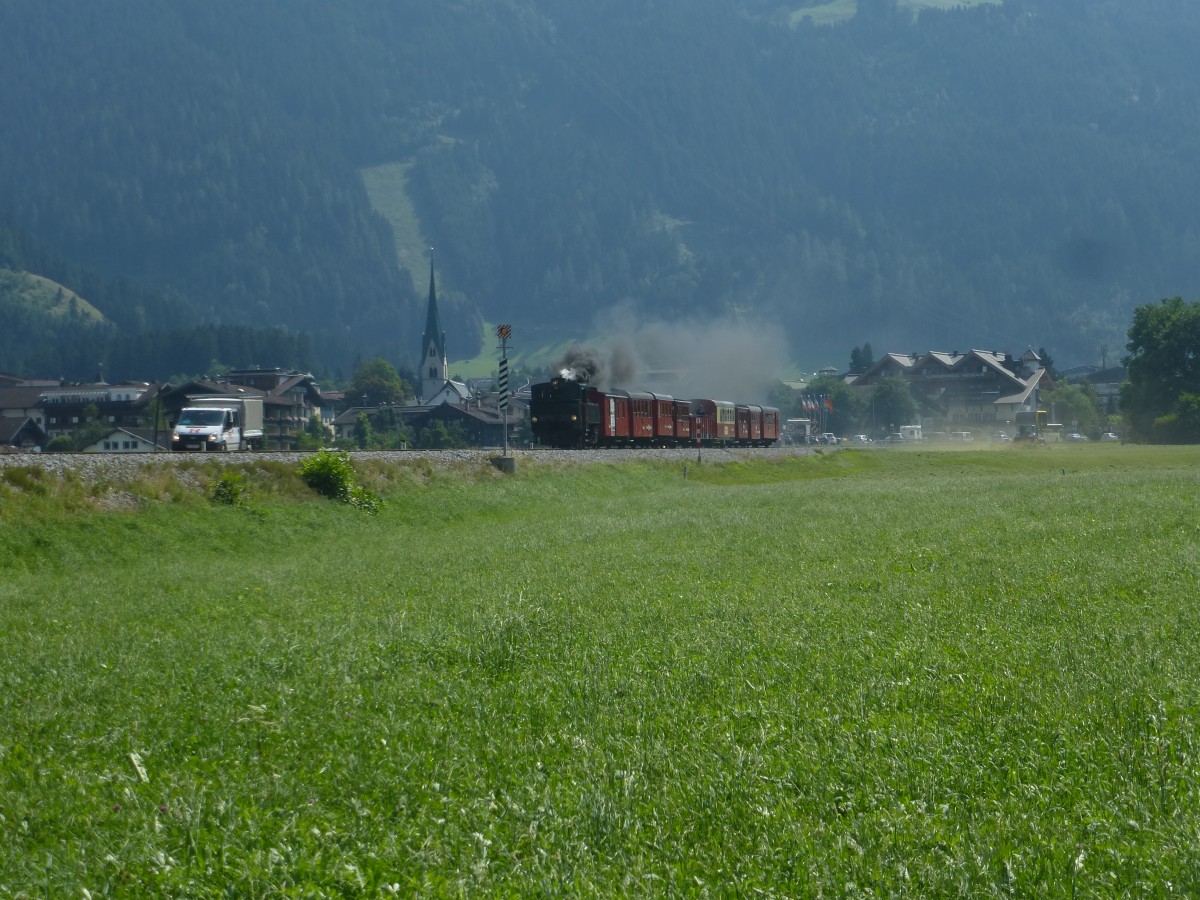 Am 13.08.2015 fährt hier eine Zillertahlbahn zwischen Mayrhofen und Hollenzen Richtung Jenbach.