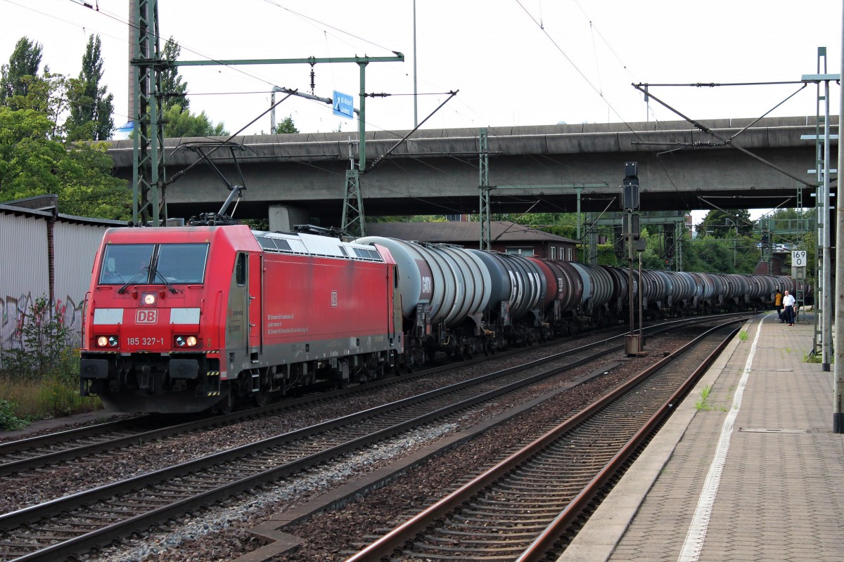 Am 13.08.2015 fuhr 185 327-1 mit einem Kesselzug aus Richtung Hafen durch Hamburg Harburg gen Maschen.