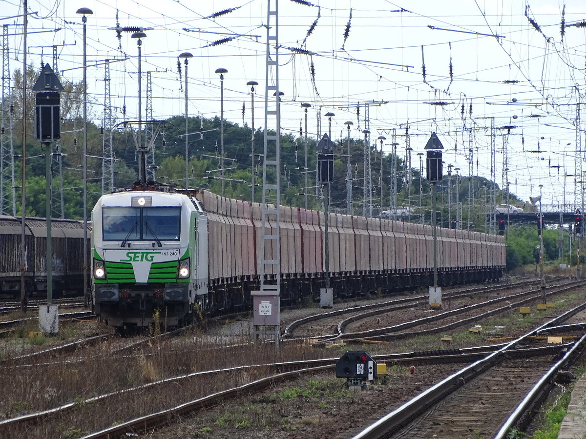 Am 13.08.2017 kam dann die 193 240 mit dem leeren Hackschnitzelzug für Kehl aus Richtung Borstel nach Stendal.