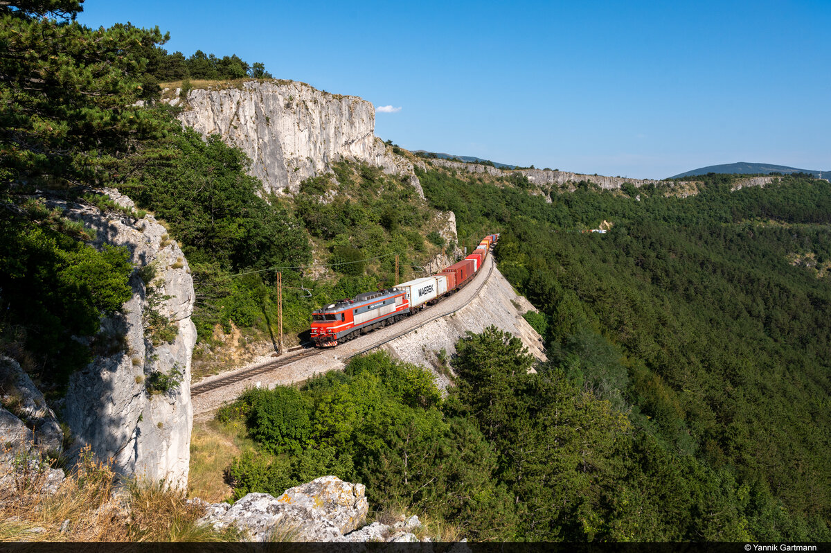 Am 13.08.2021 ist SŽ 363 017 mit einem Containerzug unterwegs in das Landesinnere und konnte hier bei Črnotiče, Slowenien aufgenommen werden.