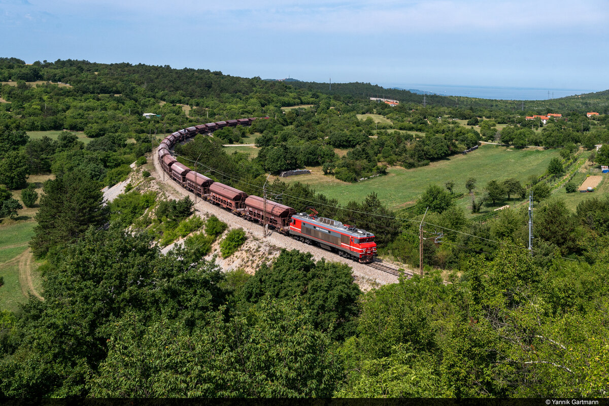 Am 13.08.2021 ist SŽ 363 028 mit einem Güterzug unterwegs in das Landesinnere und konnte hier bei Črni Kal, Slowenien aufgenommen werden. Grüsse zurück an den Lokführer!