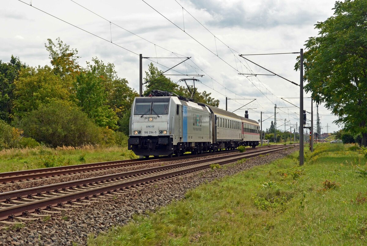 Am 13.08.23 schleppte 186 294 der Lineas zwei Wagen des European Sleepers durch Greppin Richtung Dessau.