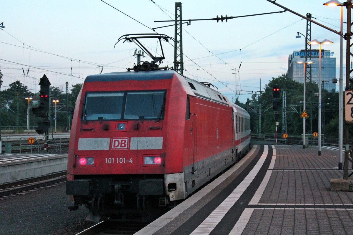 Am 13.09.2013 schob die bunte 101 101-4 den IC 2385 (Stendal - Karlsruhe Hbf) aus dem Darmstdter Hbf gen Heidelberg.