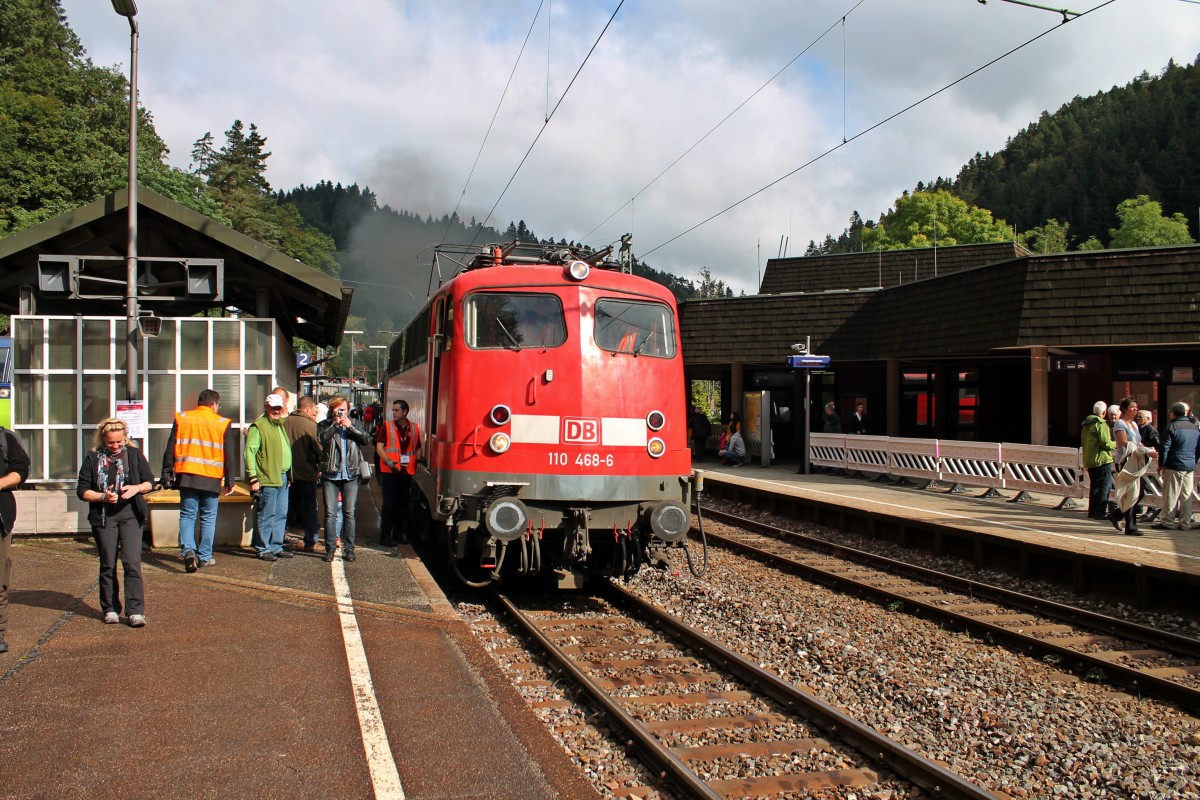 Am 13.09.2014 begonnen die Bahnhoftage in Triberg. Zu diesem Anlass, kam 110 468-6 zusammen mit einem Urdinger Schienenbus im Schlepp vom Dampfleerzug von 52 7596 und 50 2988 aus Rottweil. Hier steht 110 468-6 schon aufgerüstet auf Gleis 2 in Triberg, um gleich auf Gleis 3 zu rangieren. Besonders an der 110 468-6 ist auch, dass sie am 09.12.2006 als letzte 110er von DB Regio Südbaden den RE 4742 von Singen (Hohentwiel) nach Offenburg bespannte und damit die Ära der E10 auf der Schwarzwaldbahn beendete. AUßerdem war sie auch die letzte Regio 110er, die fürs BW Braunschweig in Niedersachsen an Nahverkehrszügen fuhr.