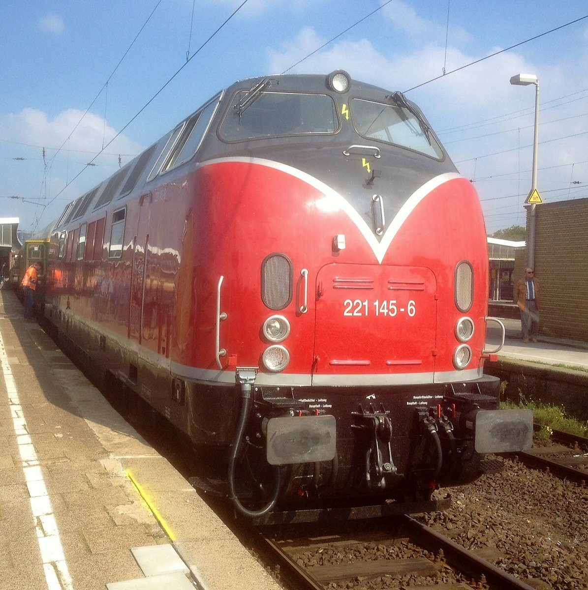 Am 13.09.2014 zog 221 145-6 einen Sonderzug zu  Rhein in Flammen  nach Oberwesel. Hier aufgenommen bei einer kleinen Pause in Oberhausen Hbf.