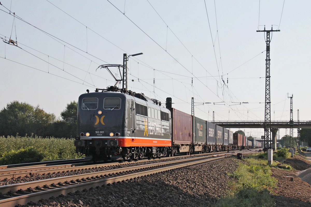 Am 13.09.2016 bespannte Hectorrail 162.001 (151 013-0)  Mabuse  einen Containerzug nach Krefeld-Linn, als sie durch Müllheim (Baden) gen Freiburg (Breisgau) fuhr.
