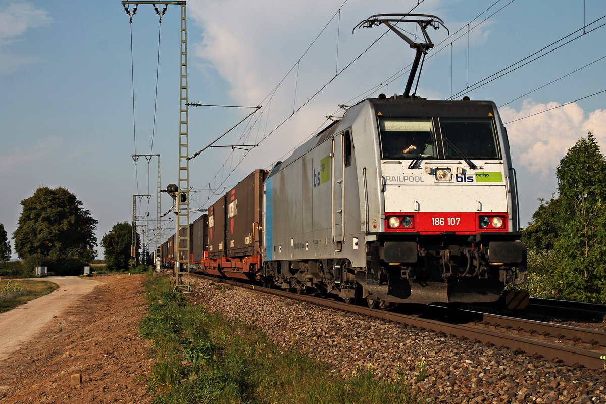 Am 13.09.2016 bespannte Railpool/BLSC 186 107 einen Containerzug nach Itlaien, als sie auf der KBS 703 bei Müllheim (Baden) in Richtung Schweizer Grenze fuhr.