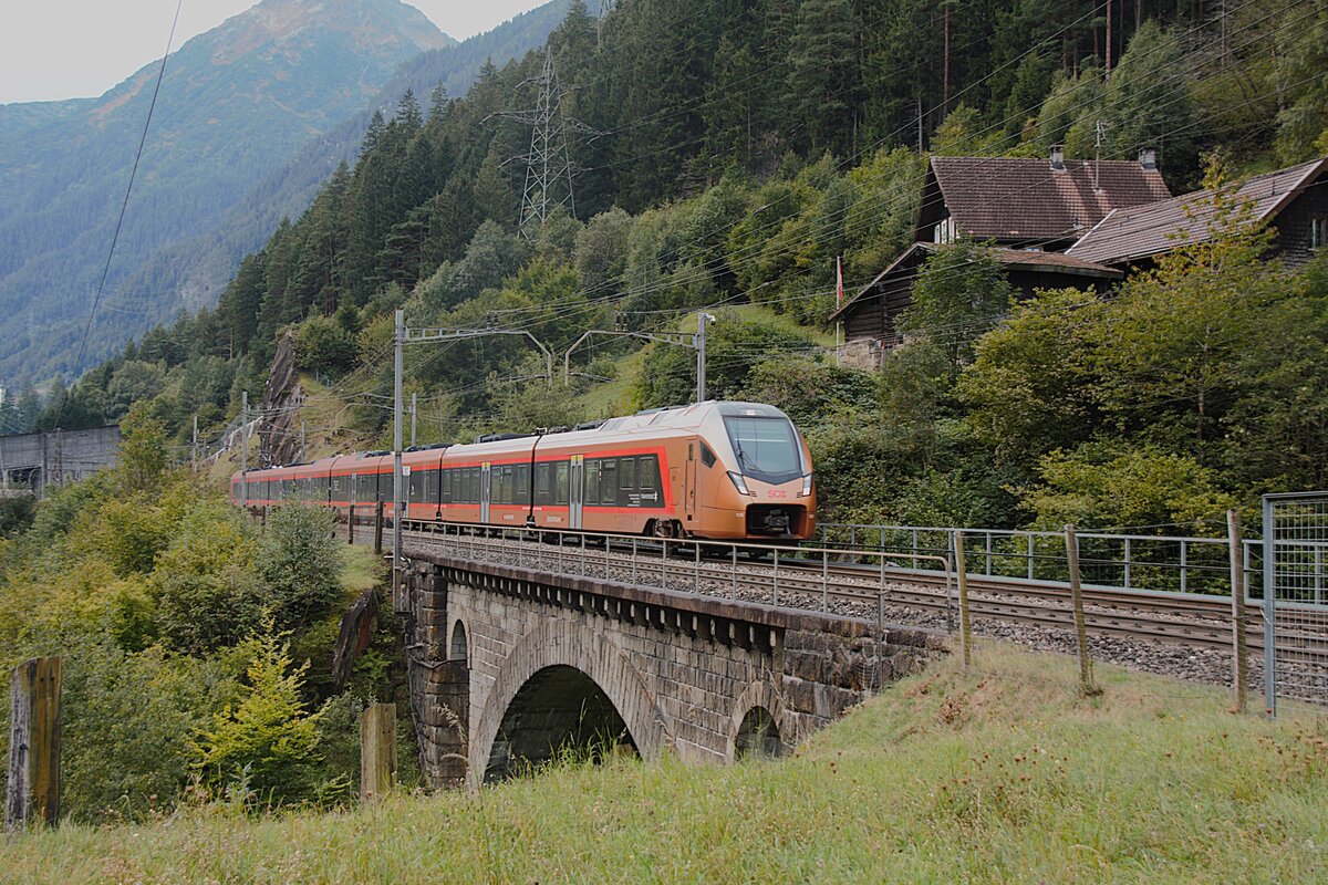Am 13.09.2025 fährt ein Traverso von Locarno Richtung Norden, hier unterhalb von Wassen.