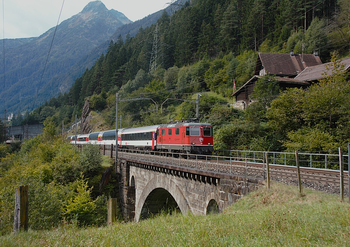 Am 13.09.2025 zieht eine Re 4/4 II der SBB den Gotthard-Panorama-Express oberhalb von Gurtnellen Richtung Flüelen. Im Personenverkehr sind diese Loks kaum mehr anzutreffen. Die Reisenden geniessen auf dieser Fahrt die Landschaft an der Gotthardbergstrecke.