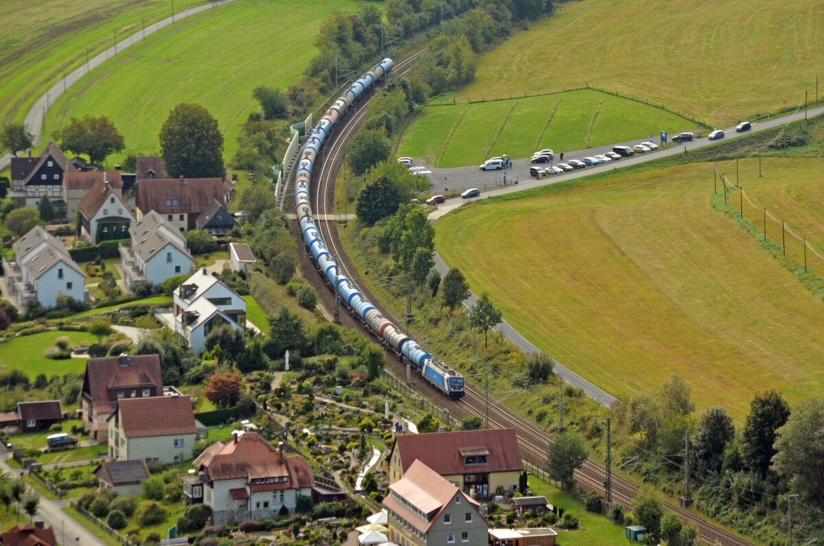 Am 13.09.25 konnte 388 016 der CD Cargo von der Bastei aus beobachtet werden, wie sie mit ihrem Kesselwagenzug durch Rathen Richtung Dresden rollte.