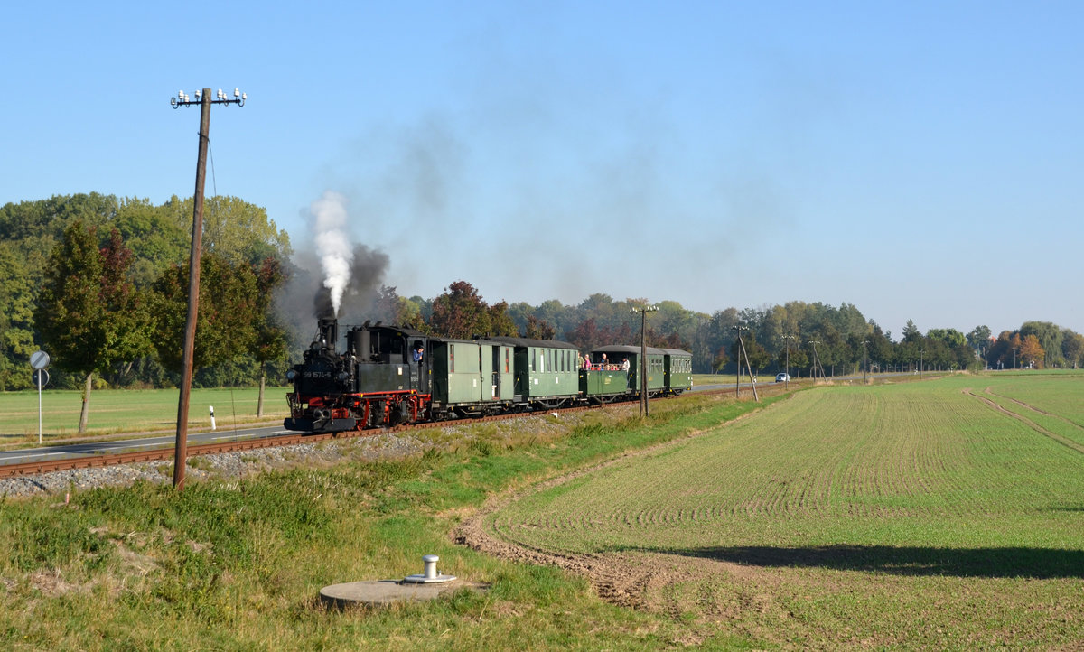 Am 13.10.18 hat 99 1574 bereits das Örtchen Schweta passiert und rollt nun mit ihrem Personenzug auf den Bahnhof Mügeln zu.
