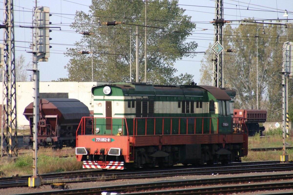 Am 13.10.2005 war 771052 als Rangierlok im Bahnhof Devinska Nova Ves ttig.