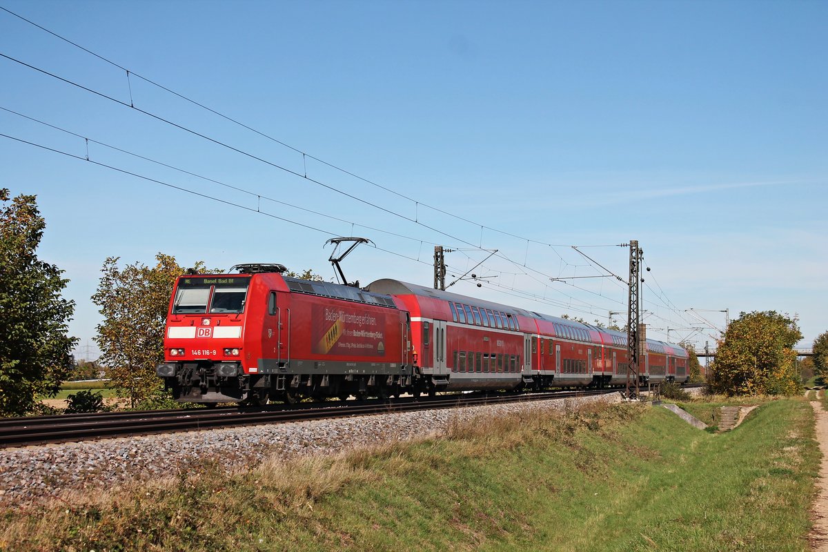 Am 13.10.2017 fuhr die 146 116-9  Baden Württemberg erfahren/Landkreis Lörrach  bei Hügelheim mit ihrem RE (Offenburg - Basel Bad Bf) in Richtung Müllheim (Baden), wo sie ihren nächsten Zwischenhalt einlegen wird.